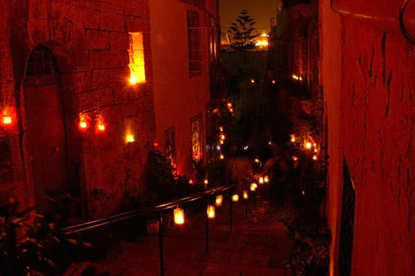 Birgufest Velas en una calle de Vittoriosa (Birgu) durante la Birgufest. Foto: Sudika via Wikimedia Commons.
